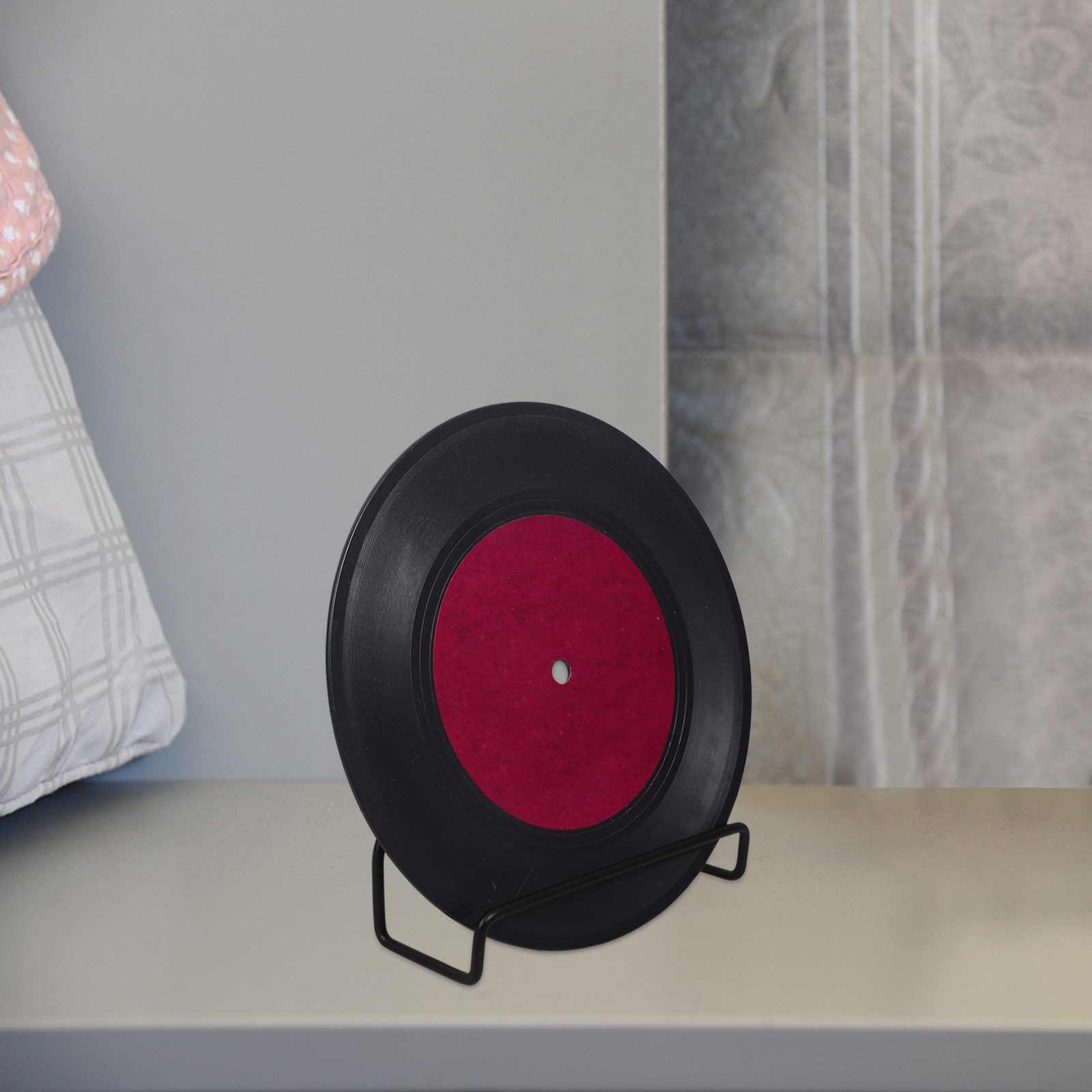 壁掛け式のレコードラック。多機能で、雑誌や小物を収納できる棚 - Magazine Holder Rack のレビューと価格