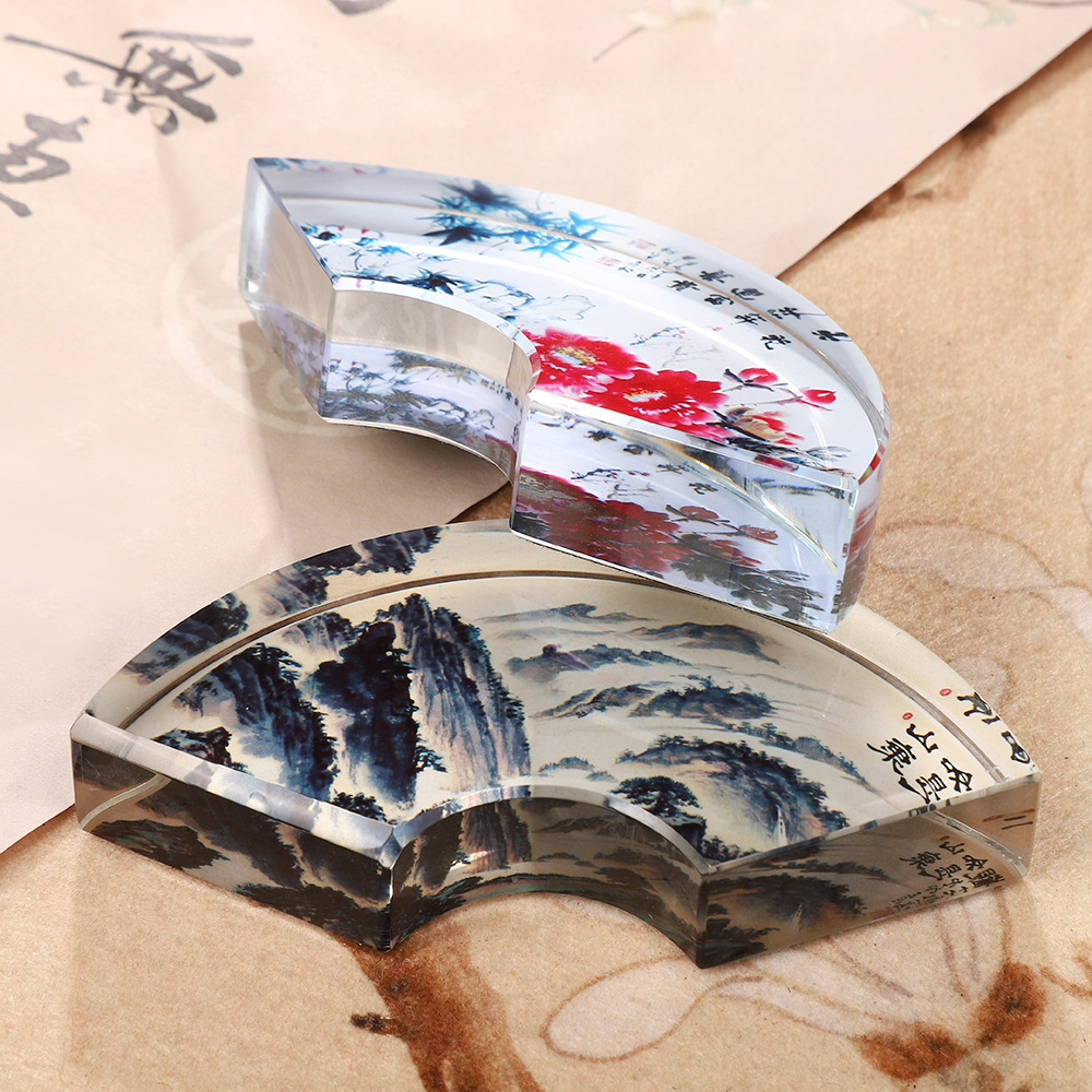 中国書道の四宝をモチーフにした、古風なデザインの扇形クリスタ - Paper Weight Crystal のレビューと価格