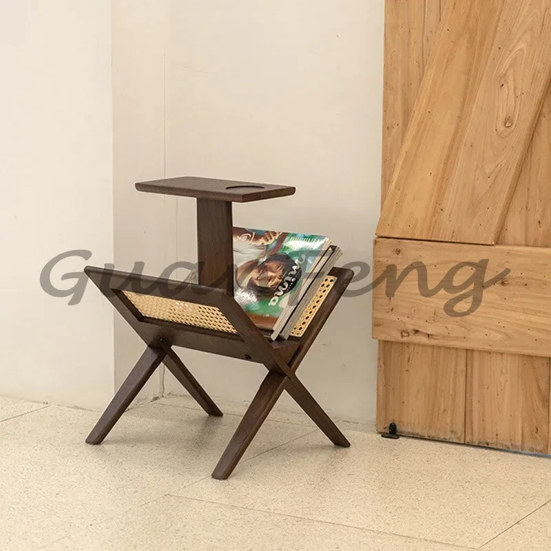 無垢材とラタンを使用した、シンプルでスタイリッシュな収納ラッ - Magazine Holder Rack のレビューと価格
